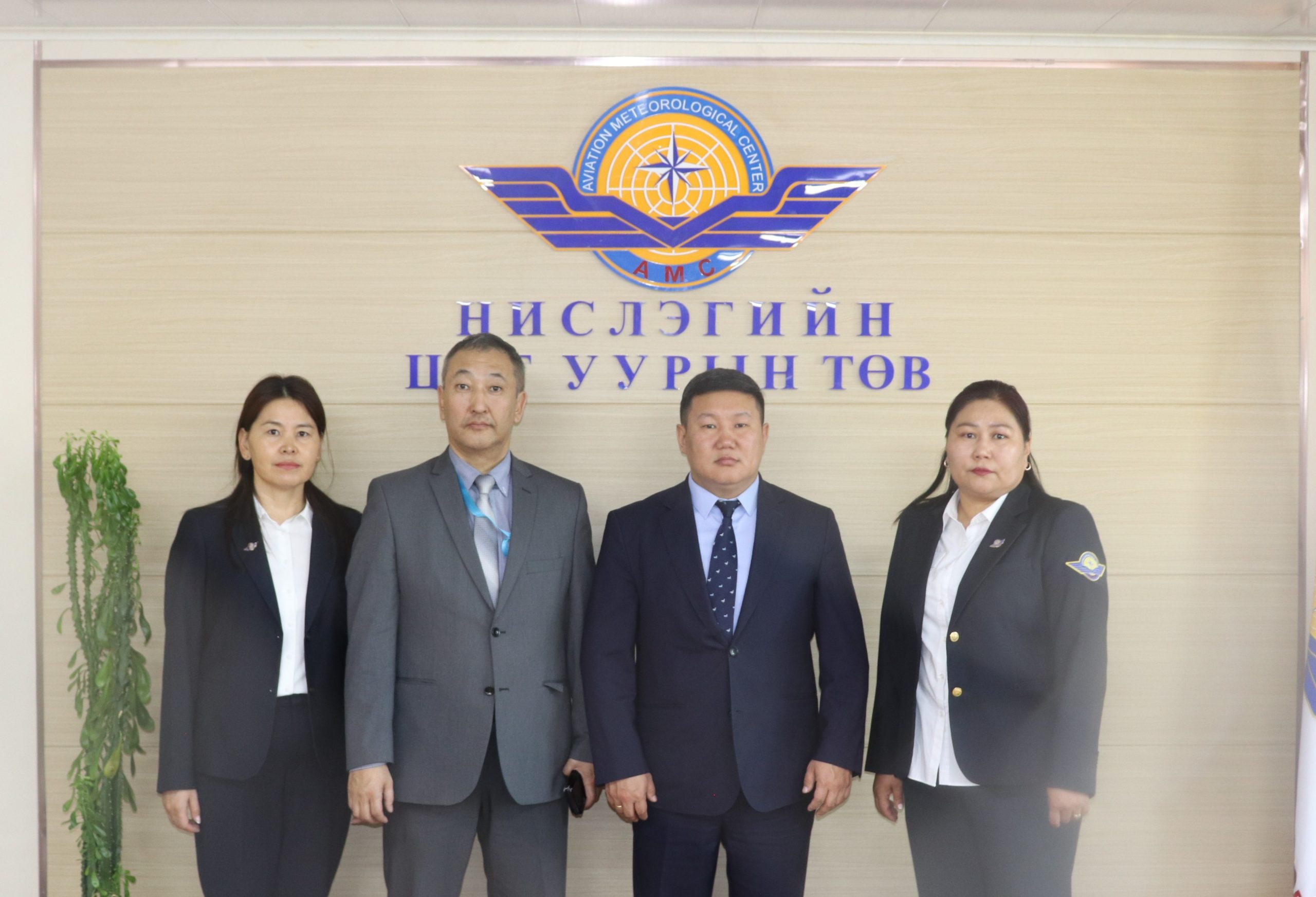 You are currently viewing Цаг уур, орчны шинжилгээний газрын дарга Э.Баттулга Нислэгийн цаг уурын төвийн үйл ажиллагаатай танилцлаа.